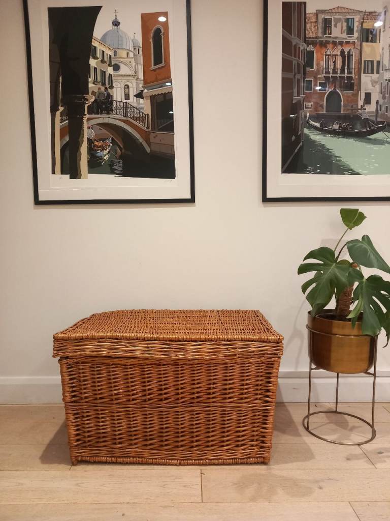 extra large wicker trunk / basket/ hamper / coffee table / toy box