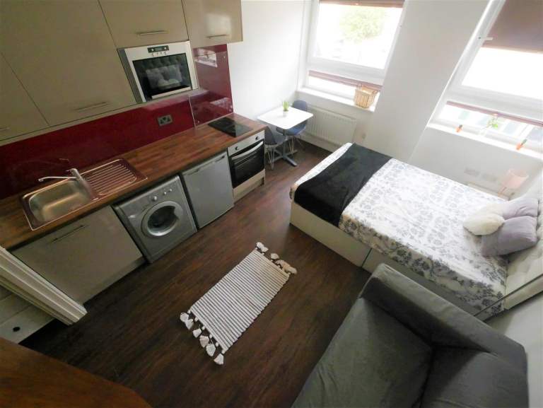 Studio flat to let in Bournemouth Town Centre - Student Let mainly but Professionals considered.