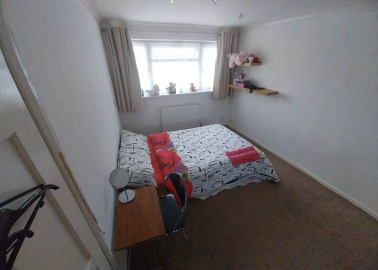 Large Double Room to rent. £27 per nights all bills included. Reading Tilehurst