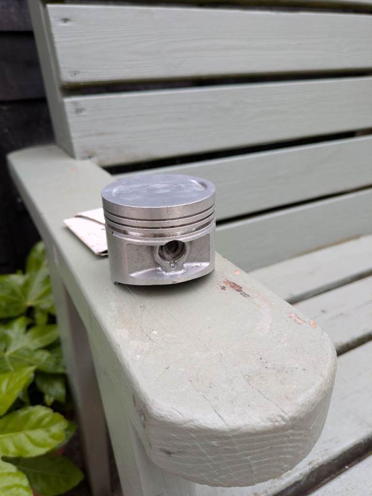 Piston and rings for Honda XL 185
