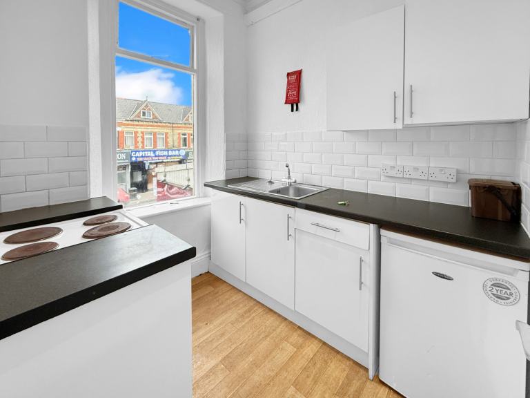 1 bedroom flat in 183 City Road, Cardiff, CF24 Book Online - The Rent Guru {132}