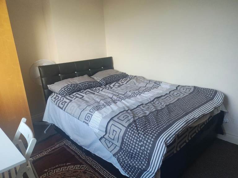 Studio flat near Mill hill Broadway station 