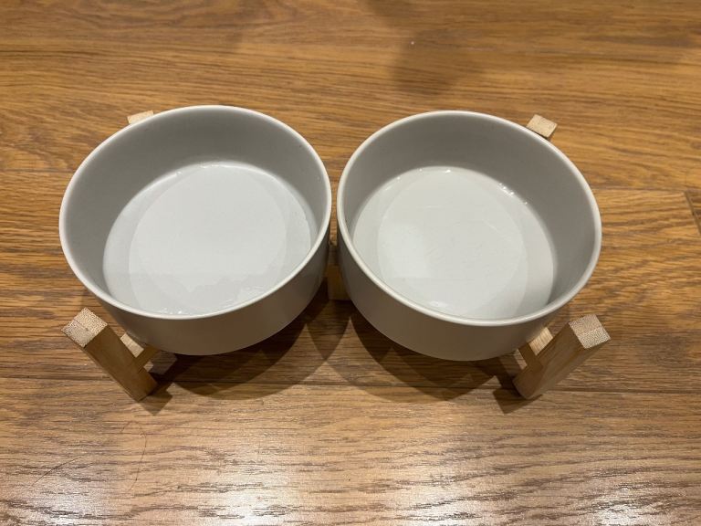 Pet food bowls 