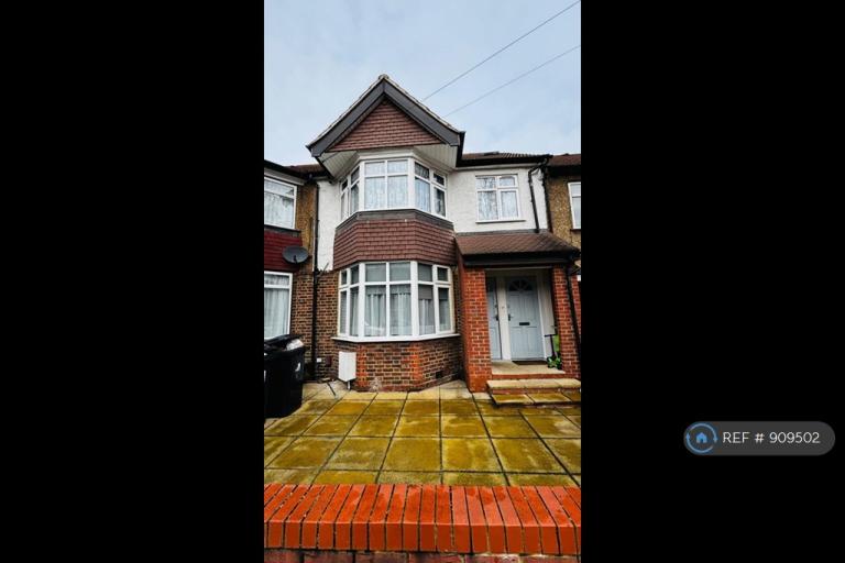 2 bedroom flat in Court Way, London, W3 (2 bed) (#909502)