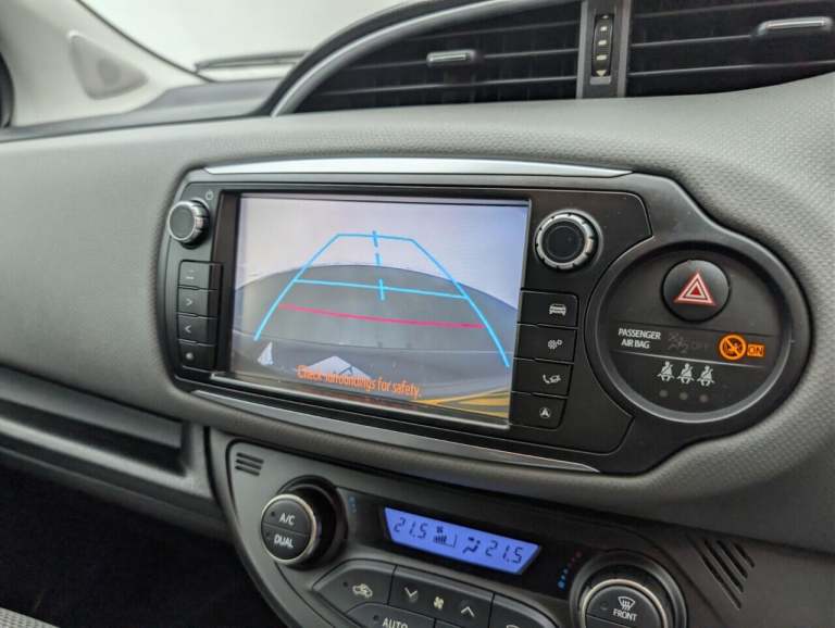 2016 Toyota Yaris 1.5 VVT-h Icon Hatchback 5dr Petrol Hybrid E-CVT Euro 6 (101 ps) REVERSING  HAT...