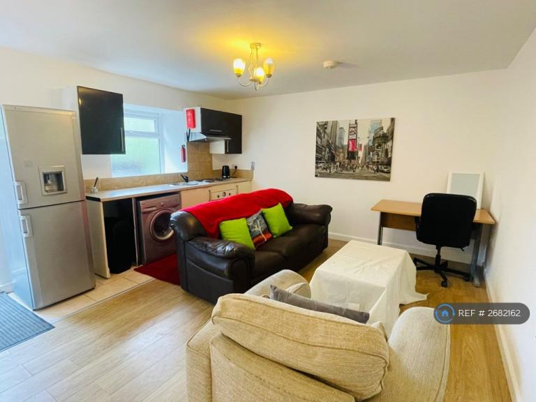 1 bedroom flat in Manchester Road, Huddersfield, HD4 (1 bed) (#2682162)