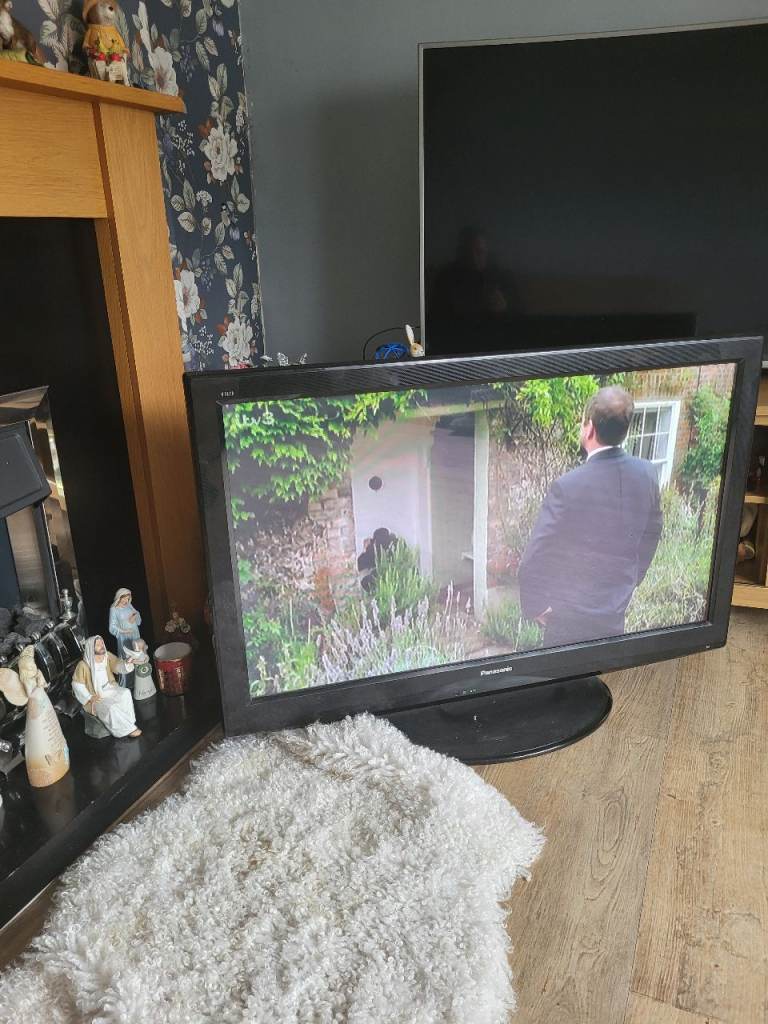 Panasonic 42 inch tv vgc