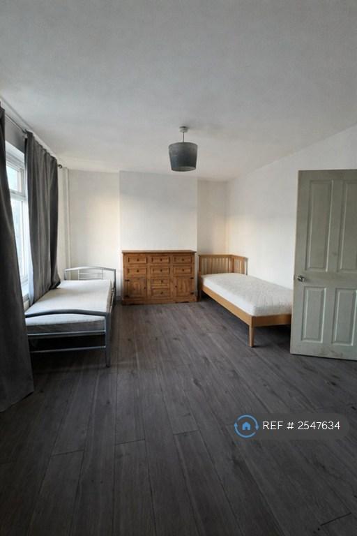 3 bedroom flat in Waverley Road, Slough, SL1 (3 bed) (#2547634)