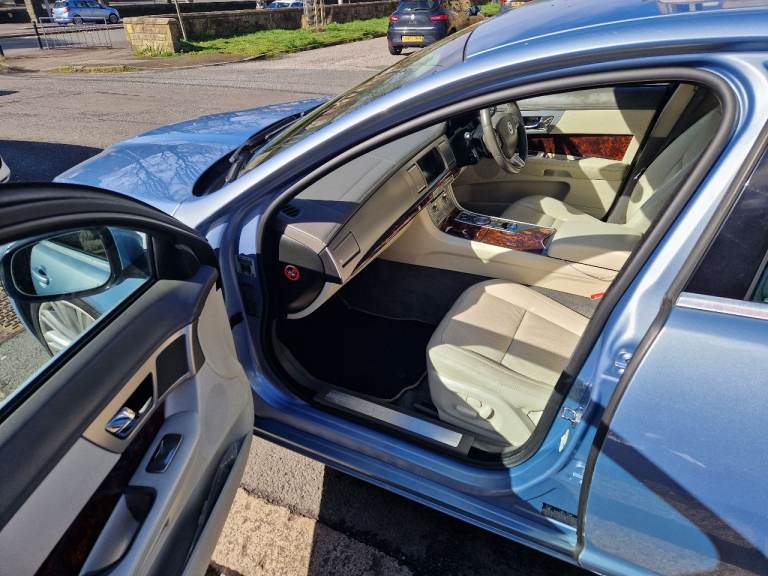 Jaguar XF Saloon 3.0d V6 Premium Luxury Auto (Timing belt replaced) 2011