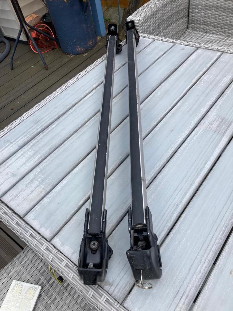 Pair of Roof Bars - Good Condition ford focus MK3estate 2011-2018
