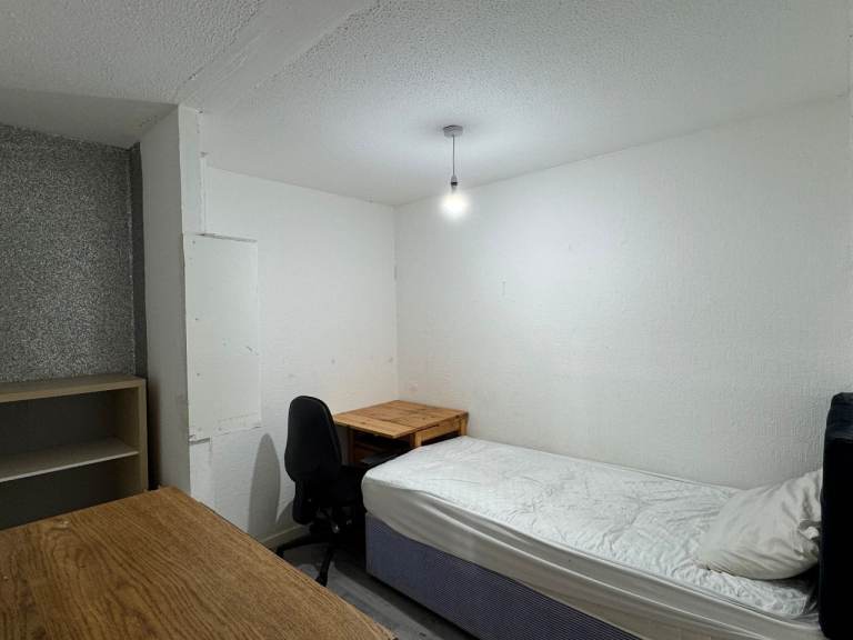 Single Room - Bills Inc - G73 2SF, Rutherglen