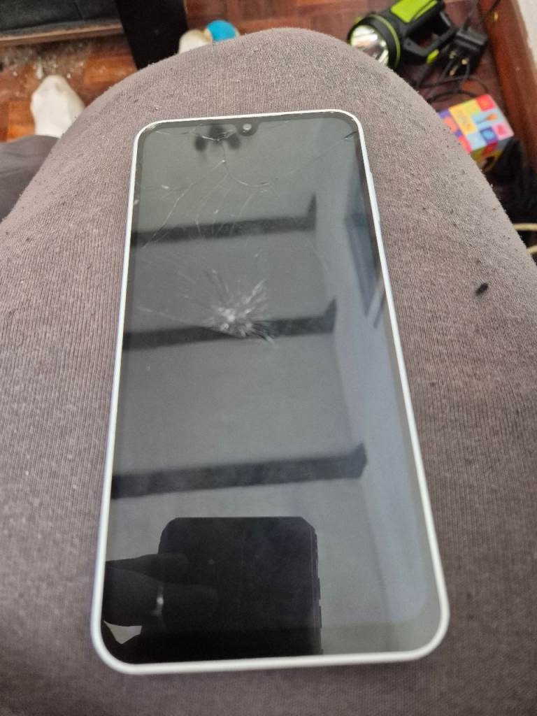 Smartphone with Cracked Screen – Needs Repair