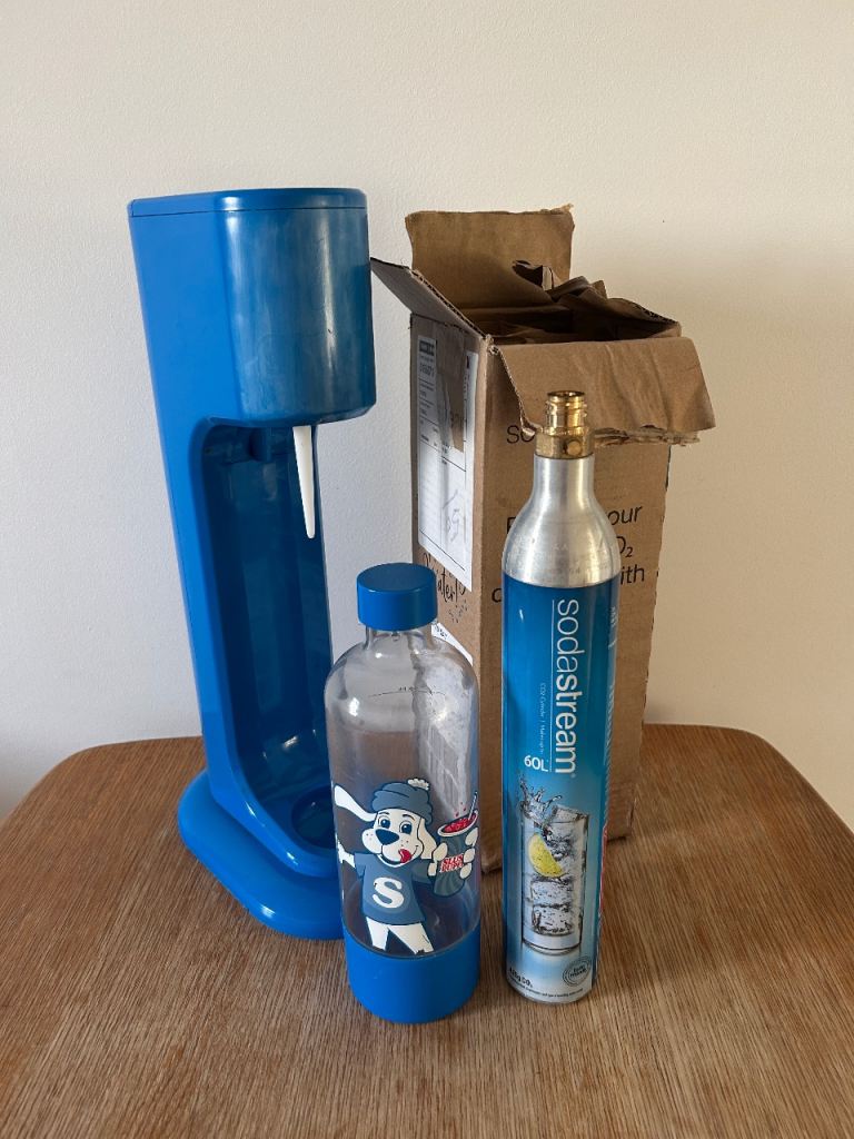 Soda stream + bottle + 3 empty gas cannisters