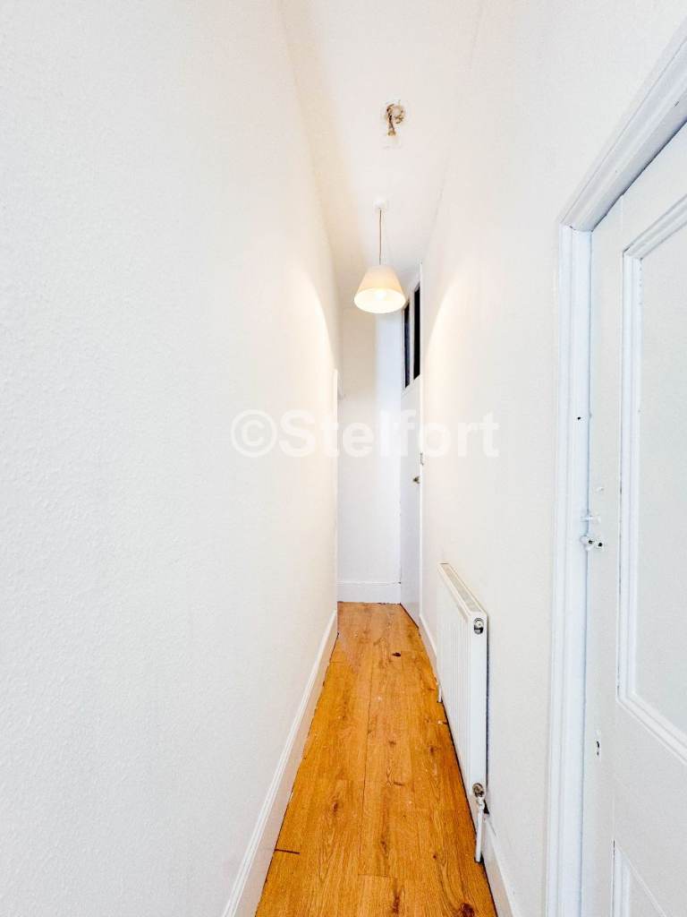 2 bedroom flat in Boleyn Road, London, E7