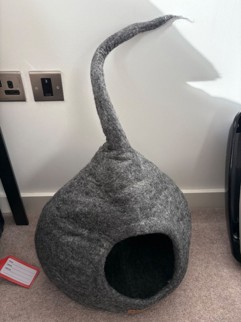 🐱 The Tail Cave – Premium Wool Cat Bed (XL)