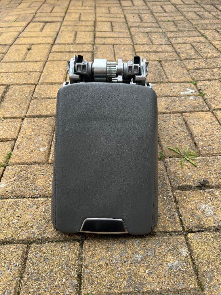 Audi A6 C8 Centre Console Arm Rest & Rear Twin Air Vent (Grey) - 4K0819203