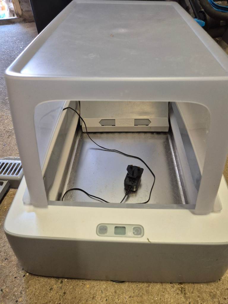 Pet safe self cleaning large litter tray