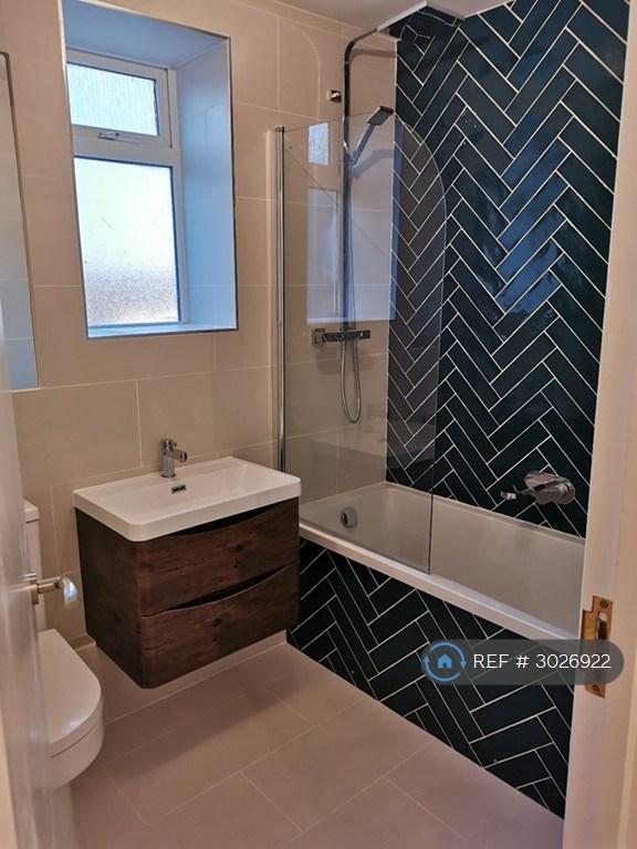 2 bedroom flat in Trinity Square, Margate, CT9 (2 bed) (#3026922)