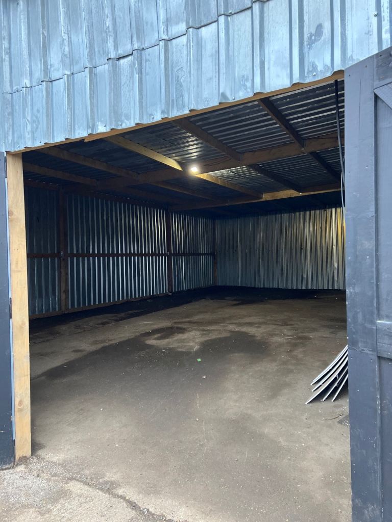 VEHICLE TRADE STORAGE  FOR RENT NEAR ME HERTFORDSHIRE ESSEX LONDON