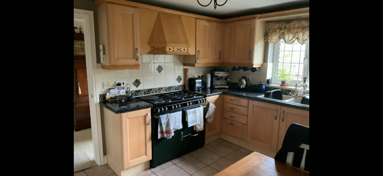 30 x solid wood kitchen doors, chimney, drawer fronts, cornicing, pelmets, all fittings