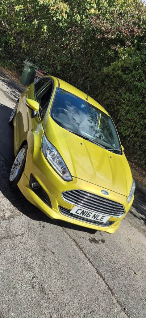 Ford fiesta titanium 998cc yellow topspec 
