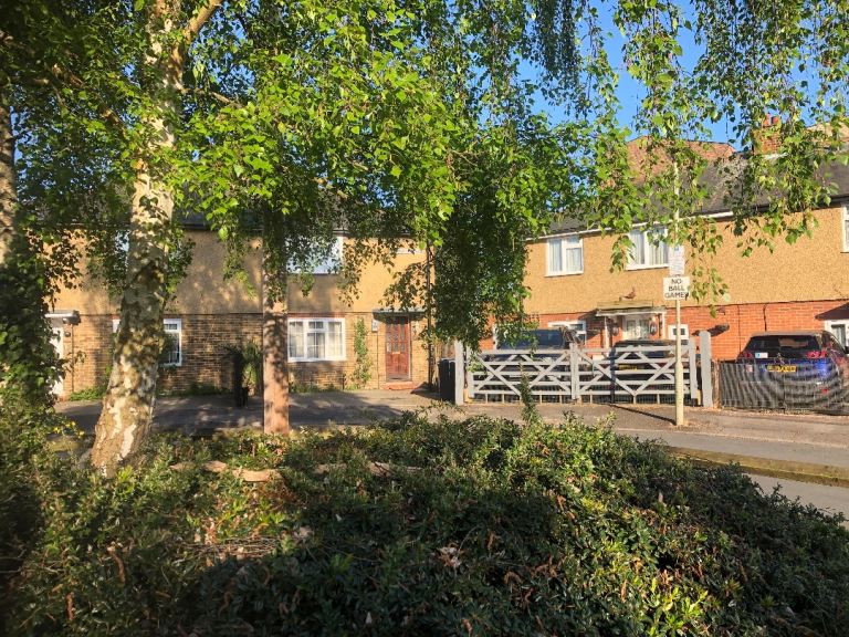 3-bed semi detached house / cul-de-sac / offroad parking / superb family house