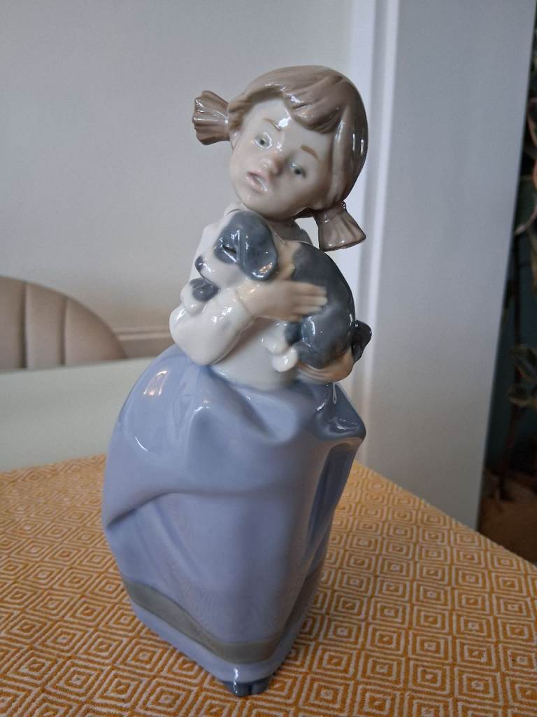 Lladro Decorative Figurine 