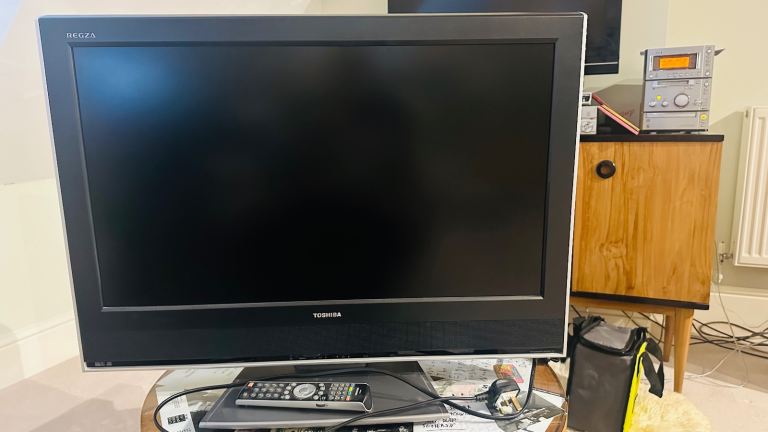Toshiba flat screen TV 32”
