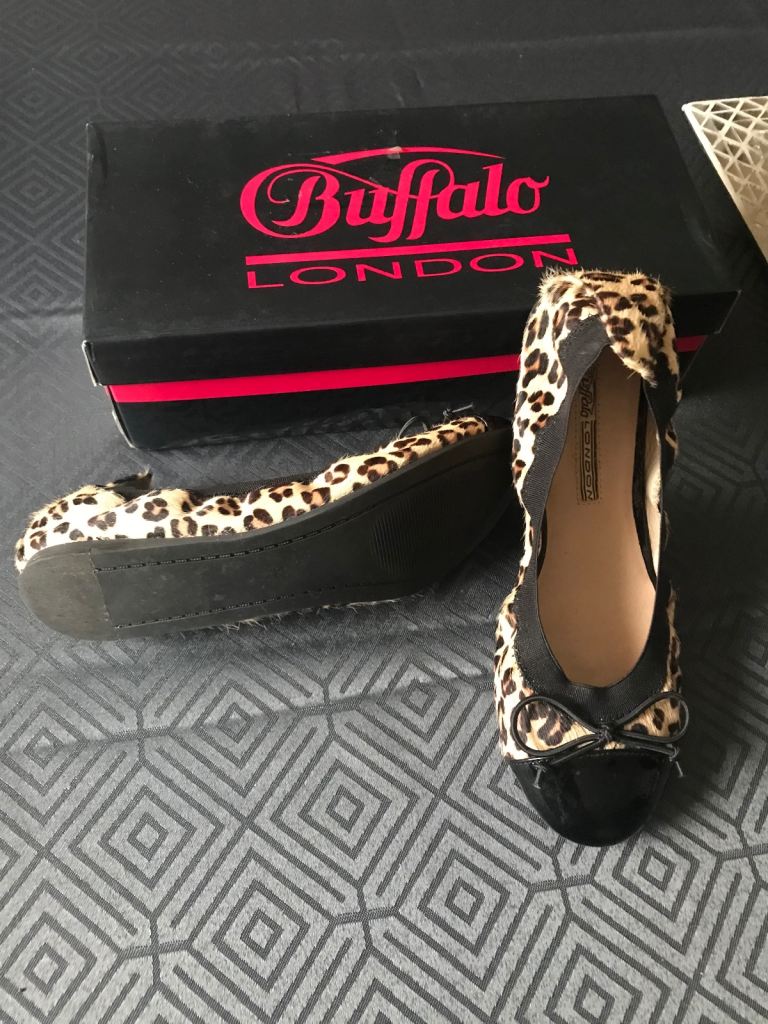 Ladies leopard pumps