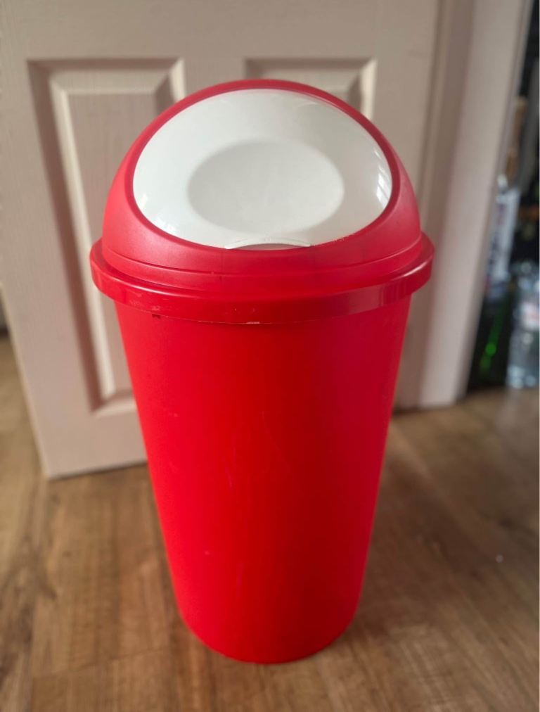 Large kitchen bin, red