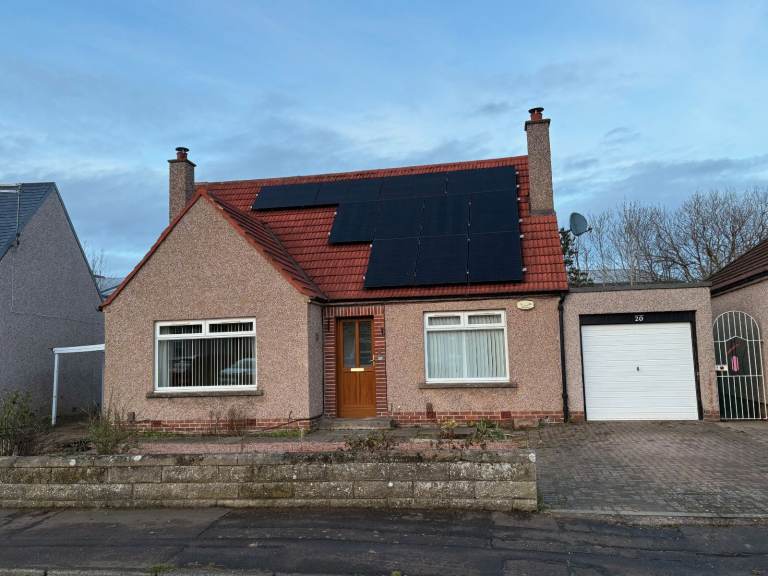3 bedroom detached House with garden and driveway, North Gyle Loan