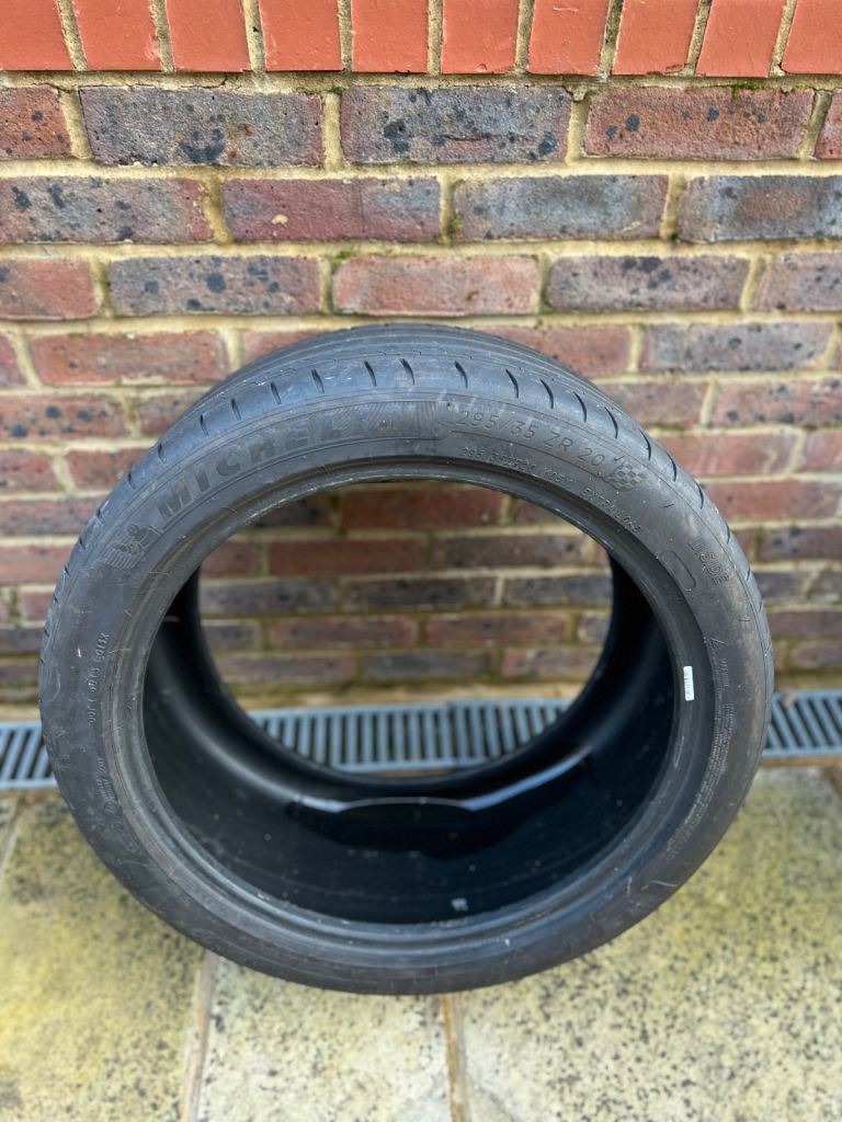 image for Michelin pilot sport 4s 295/35 ZR 20