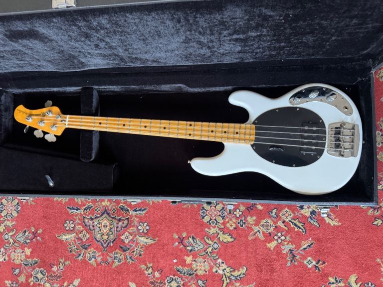  Vintage .1977 musicman bass 