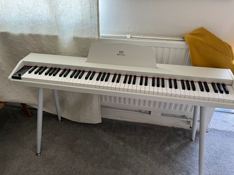 White Digital Piano/Electric Keyboard – Good Condition