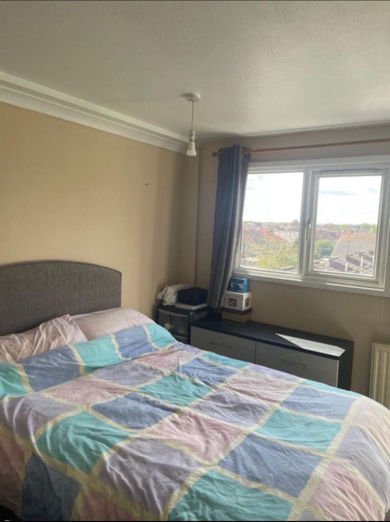 DOUBLE ROOM AVAILABLE TO RENT IN HOUNSLOW