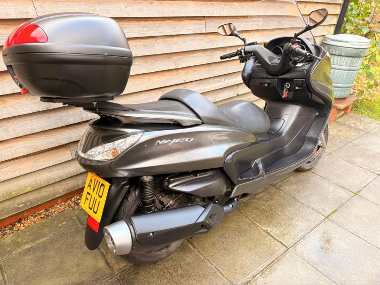 2010 / 10 Yamaha YP400 Majesty £1500 Silver 34049 miles.
