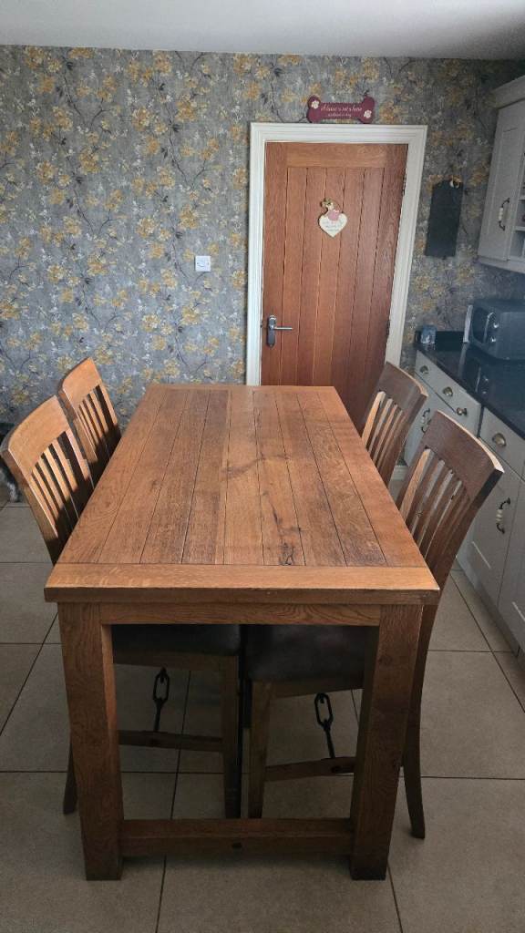 Beautiful Oak, Island style table and 4 chairs