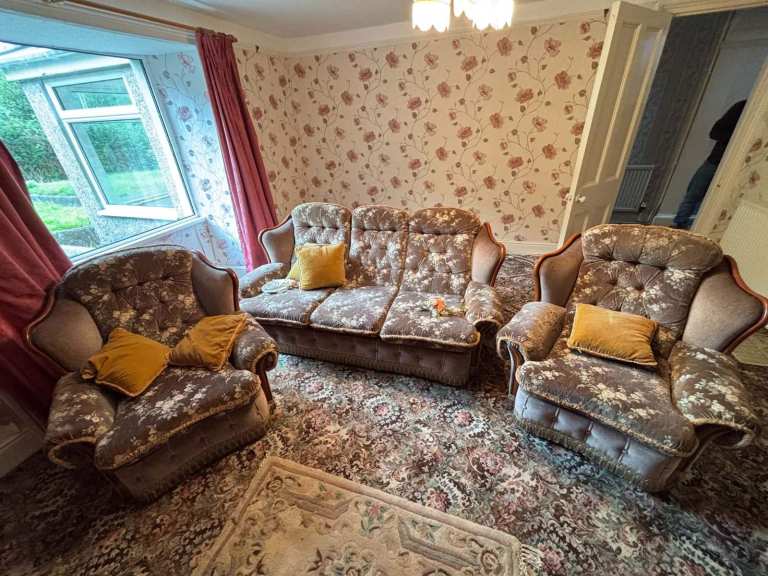 Vintage 3-Piece Sofa Set – Floral Pattern, Good Condition