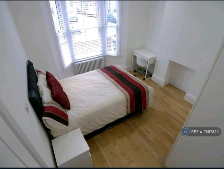 1 bedroom in Scawen Road, London, SE8 (#2887333)