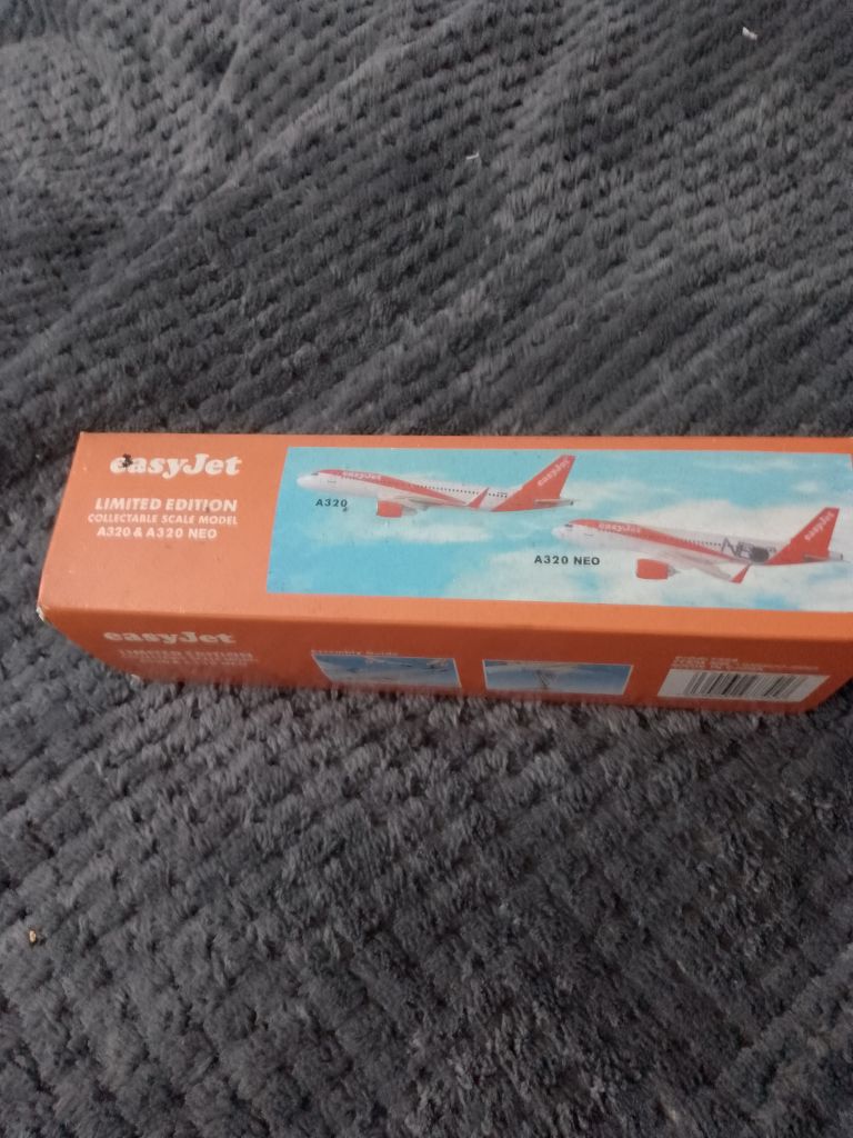 Model airplane easyJet 