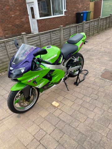 びぃ Kawasaki, Ninja ZX 9, 2001, 899 (cc) | in Scarborough, North