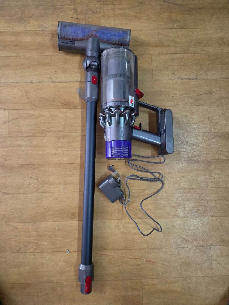 Dyson V10 Cordless Vacuum Cleaner – Good Condition
