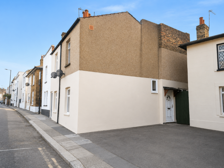 2 Bedroom House To Rent In SE18 7BA 
