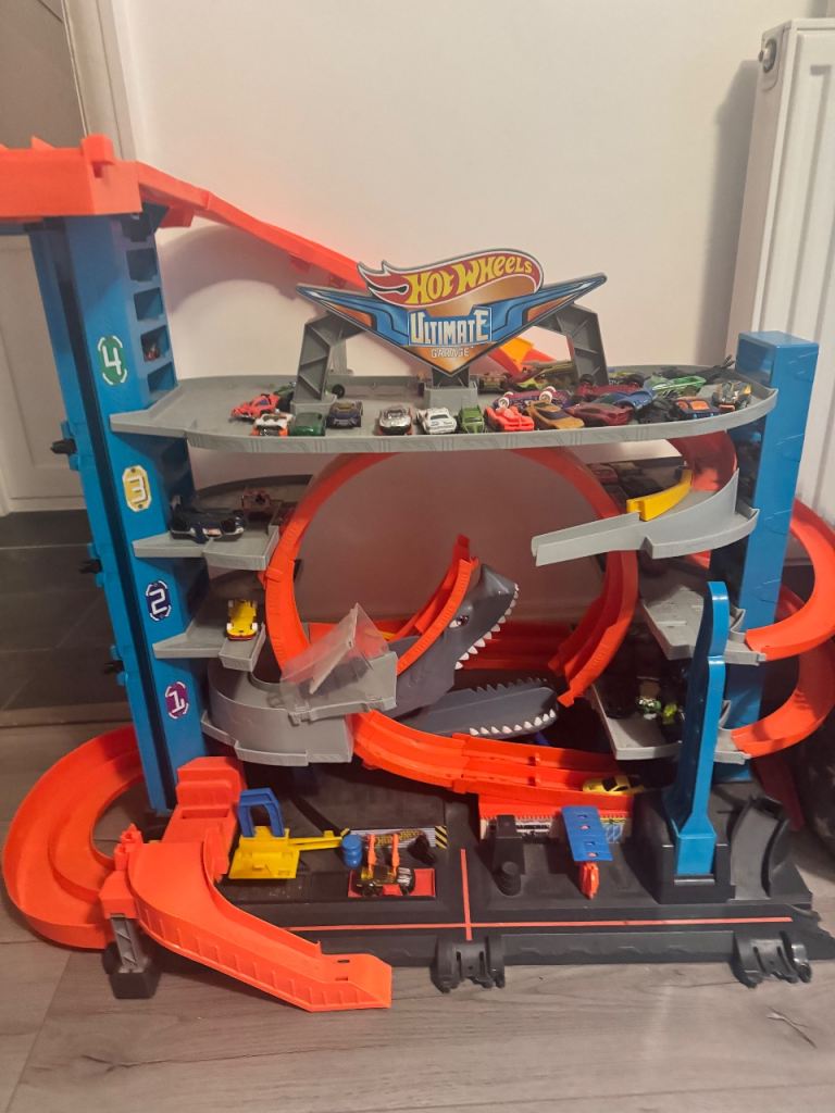 Excellent condition Hot Wheels Ultimate Garage