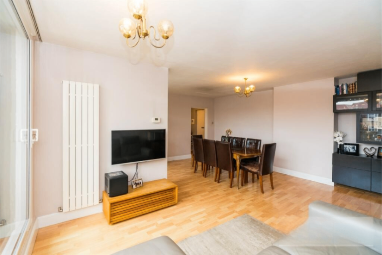 A very spacious third floor apartment with lift & Gated parking within a great block in Hendon