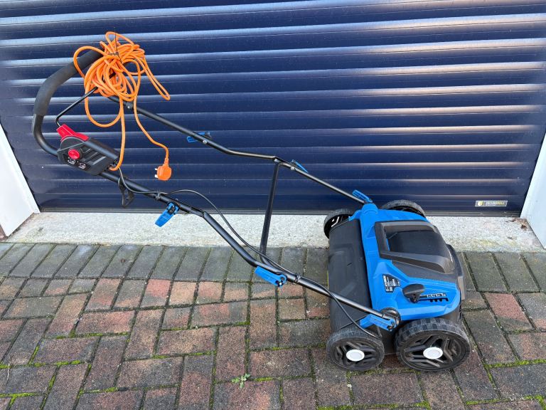 Hyundai HYSC1500E  electric lawn scarifier aerator and grass rake
