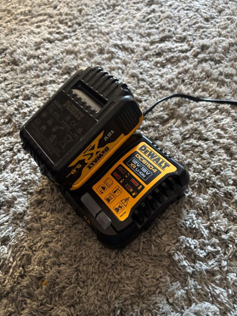 Dewalt 18v 5amp + charger 