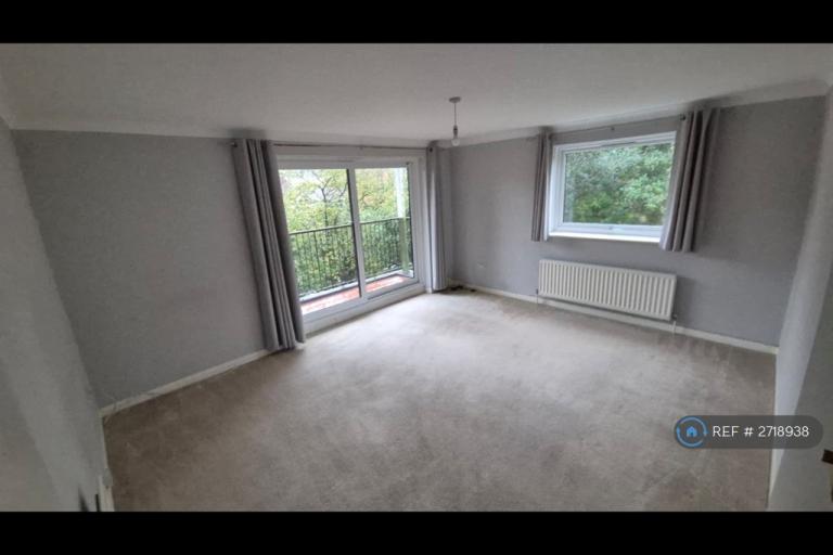 2 bedroom flat in The Charltons, Bournemouth, BH2 (2 bed) (#2718938)