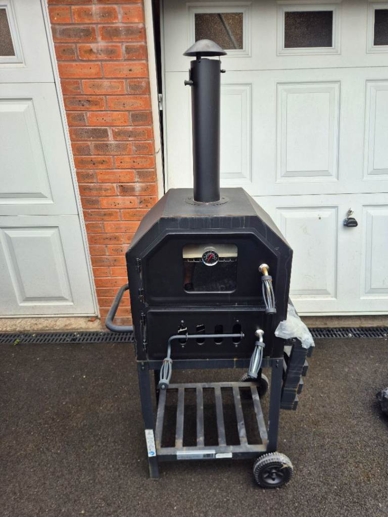Outdoor pizza oven