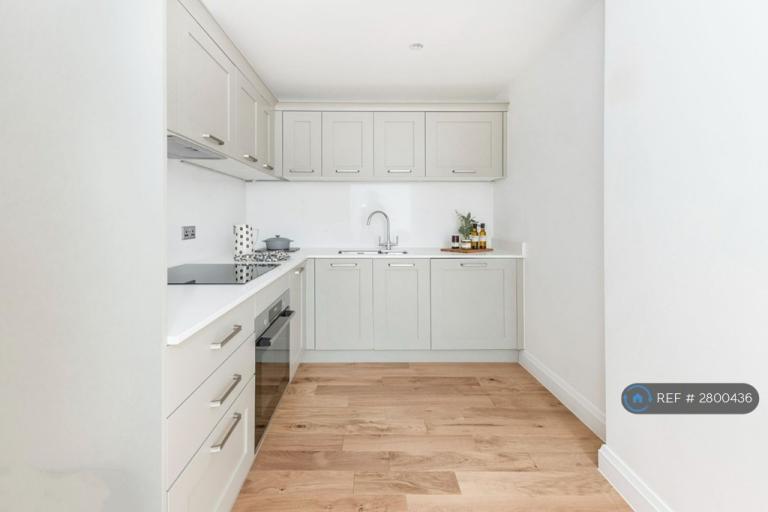 3 bedroom flat in West Wimbledon, London, SW20 (3 bed) (#2800436)